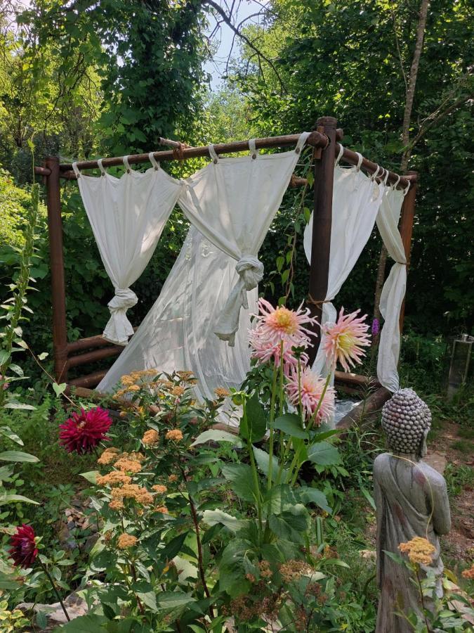 Tente Dans Gazebo Thai Dans Jardin En Bord De Riviere Saint-Andre-de-Valborgne Exterior photo